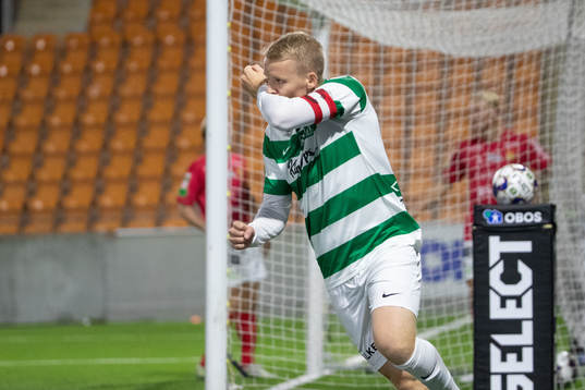 Västerås Simon Johansson jublar efter 1-0 målet