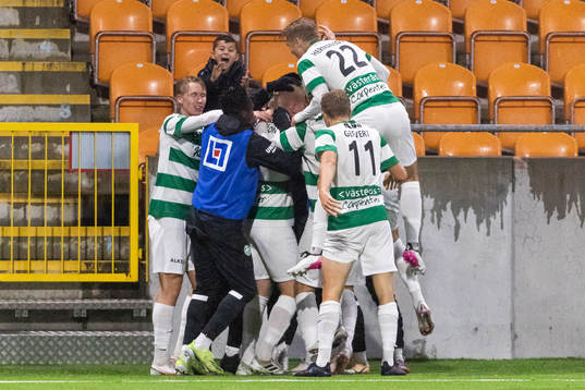 Västerås Simon Johansson jublar med lagkamrater efter att han gjort 3-0