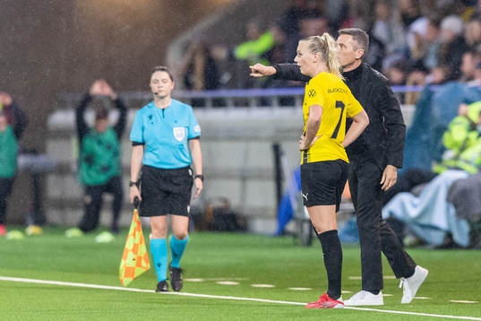 Stina Blackstenius talks to Mats Gren, head coach of Häcken