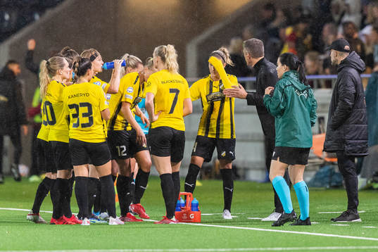 Mats Gren, head coach of Häcken, gives instructions to the