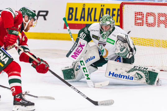 Frölundas Max Friberg och Färjestads målvakt Henrik