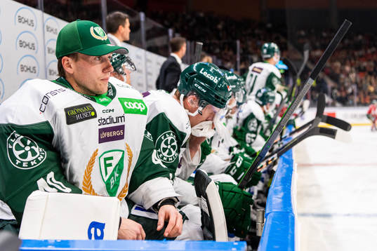 Färjestads målvakt Henrik Haukeland i båset