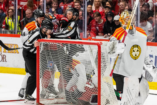 Brynäs Simon Bertilsson och Örebros Miikka Salomäki i