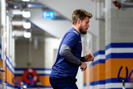 Linköpings Alexander Johansson värmer upp före