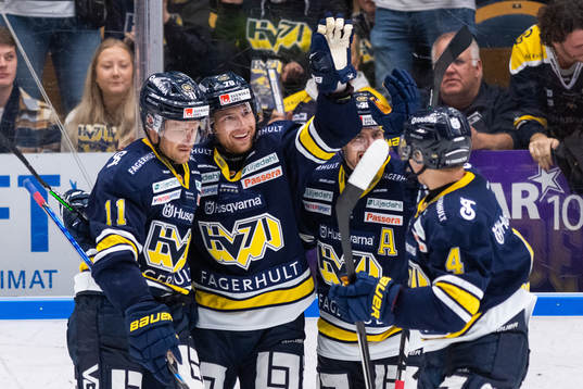 s Simon Önerud och Emil Andrae jublar med målskytten till
