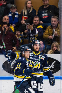 s Simon Önerud jublar med målskytten till 4-2 Marcus