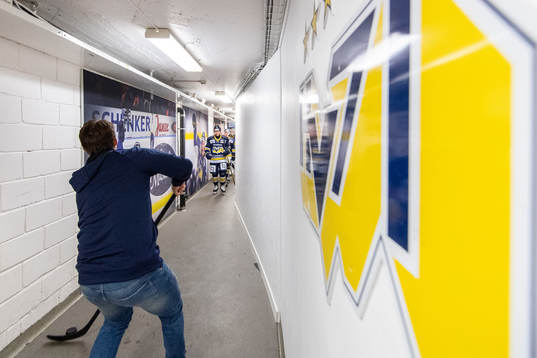 s David Ullström passar Daniel Bertov