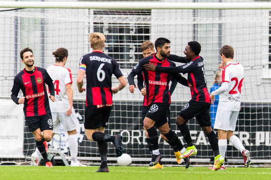 Brommapojkarnas Rodin Depren gör 1-0 och jublar med lagkamrater