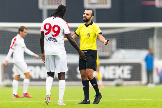 Domare Rambod Beigi diskuterar med Assyriskas Alagie Sosseh