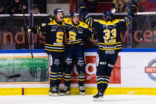 Södertäljes Albert Sjöberg (m) gör 2-0 och jublar med