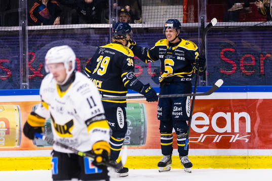 Södertäljes Albert Sjöberg (h) gör 2-0 och jublar med