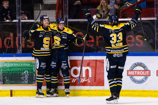 Södertäljes Albert Sjöberg (m) gör 2-0 och jublar med
