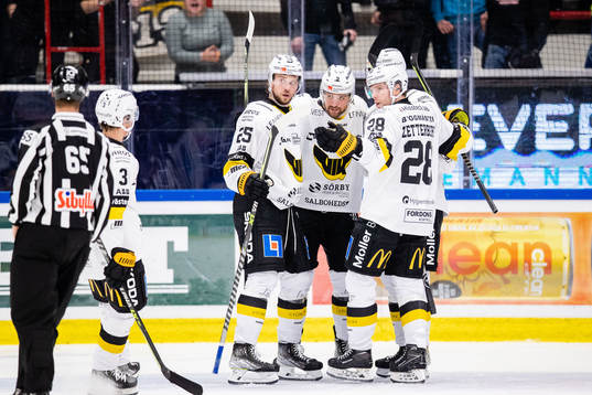 Västerås Mikael Frycklund jublar med lagkamrater