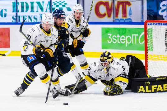 Södertäljes Jacob Dahlström i kamp om pucken med med