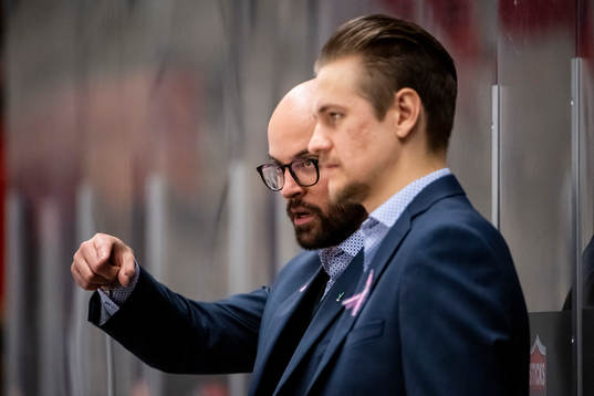 Modos tränare Björn Edlund och assisterande tränare