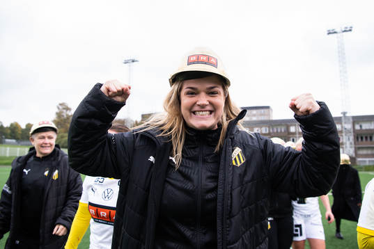 Häckens tränare Erika Faith jublar