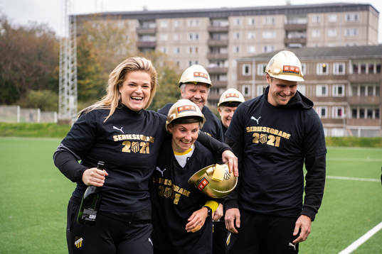 Häckens tränare Erika Faith och Elin Nilsen jublar