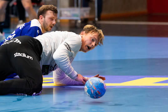 Alingsås Rasmus Torbjörnsson och  Sävehofs målvakt