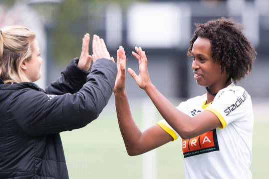 Häckens tränare Erika Faith jublar med Hanna Lofthammar