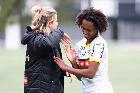 Häckens tränare Erika Faith jublar med Hanna Lofthammar