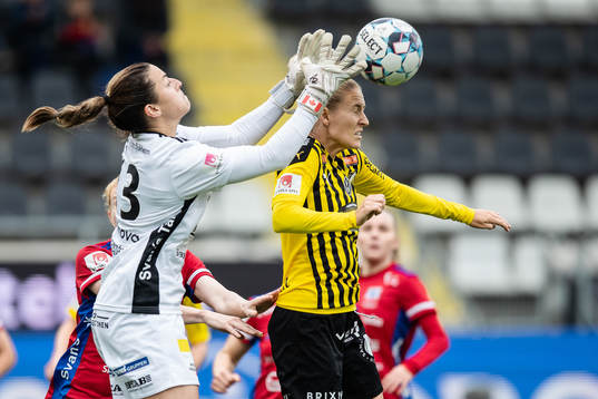 Vittsjös målvakt Sabrina D'Angelo och Häckens Emma
