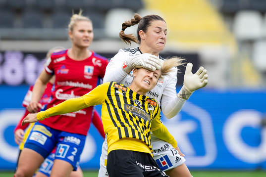 Vittsjös målvakt Sabrina D'Angelo och Häckens Emma