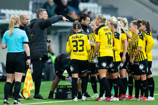 Häckens tränare Mats Gren instruerar sitt lag