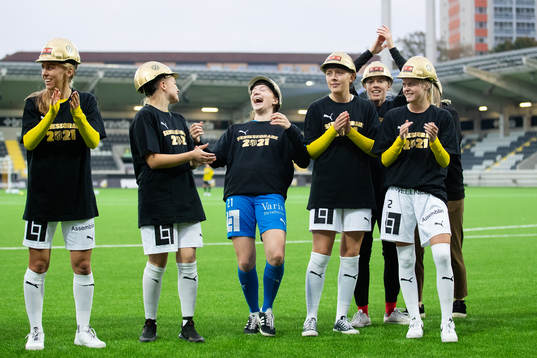 Häckens division 2 lag firar seriesegern och avancemanget till division 1