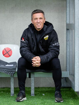 Häckens tränare Mats Gren innan fotbollsmatchen i