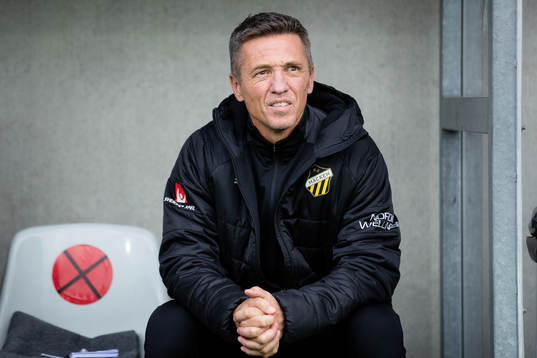 Häckens tränare Mats Gren innan fotbollsmatchen i