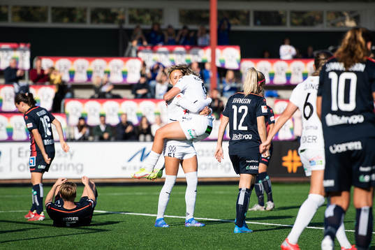 Rosengårds Sanne Troelsgaard och Loreta Kullashi jublar efter 2-1