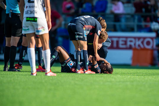 Linköpings Uchenna Grace Kanu har ont