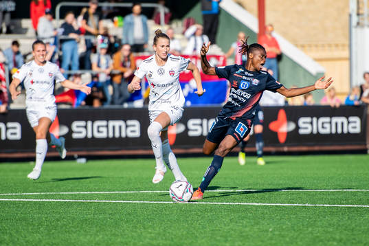 Rosengårds Emma Berglund och Linköpings Uchenna Grace Kanu