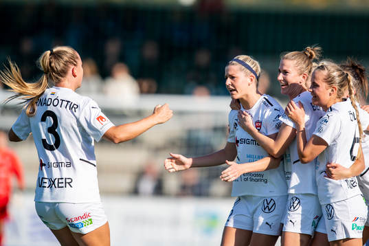 Rosengårds Olivia Schough jublar med lagkamrater efter 1-1