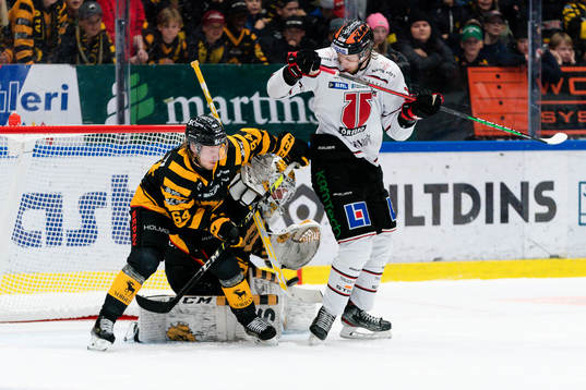 Skellefteås Jonathan Pudas och målvakt Gustaf Lindvall
