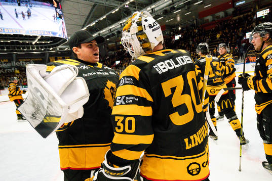 Skellefteås målvakt Strauss Mann och målvakt Gustaf
