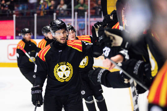 Brynäs Oula Palve jublar