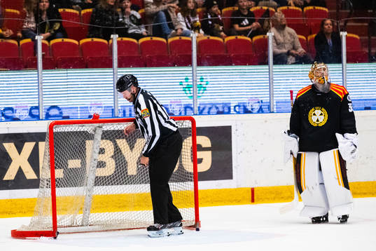 Brynäs målvakt Veini Vehviläinen deppar
