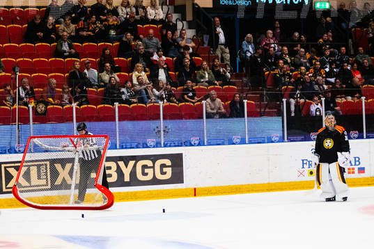 Brynäs målvakt Veini Vehviläinen deppar