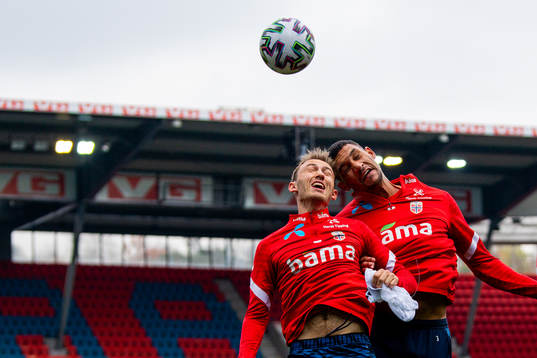 Bla gjennom flere bilder av Football, FIFA World Cup Qualifier, Norway, training