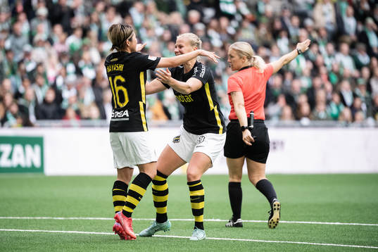 s Jenny Danielsson och Honoka Hayashi jublar efter 2-1 under fotbollsmatchen i Damallsvenskan mellan Hammarby och AIK den 10 oktober 2021 i Stockholm. 
