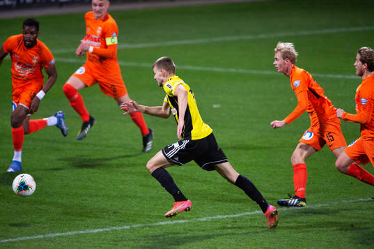 IFK Hässleholms Ivan Danielsson Andanovski ensam mot fyra