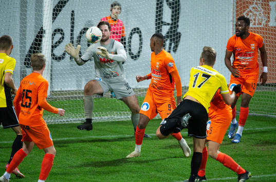 Kristianstads målvakt Calle Lindell räddar en nick från Marcus Thuvesson i matchen i div 2 Södra Götaland mellan Kristianstads FC och IFK Hässleholm i Kristianstad 11 oktober 2021.