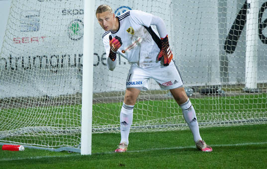 IFK Hässleholms Carl Lundahl Persson dirigerar muren i matchen i div 2 Södra Götaland mellan Kristianstads FC och IFK Hässleholm i Kristianstad 11 oktober 2021.