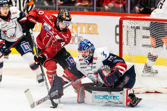 Örebros Elias Ekström utmanar Linköpings målvakt Marcus
