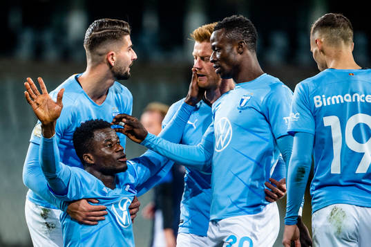 Malmö FFs Malik Abubakari jublar med Antonio Colak, Anders