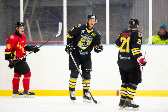 Panterns Robert Burakowsky och Kim Johansson jublar