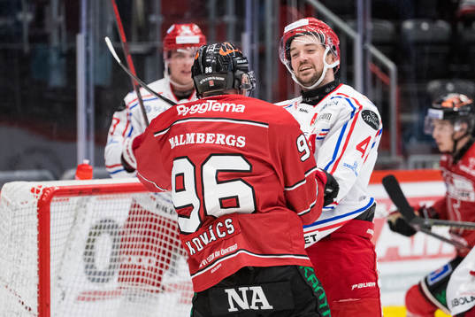 Örebros Robin Kovacs och Timrås Tim Erixon i diskussion