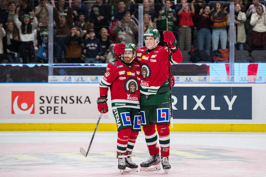 Frölundas Elmer Söderblom jublar ihop med Jens Olsson