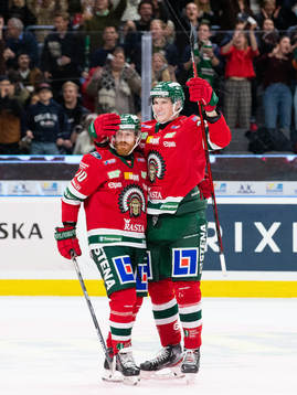 Frölundas Elmer Söderblom jublar ihop med Jens Olsson